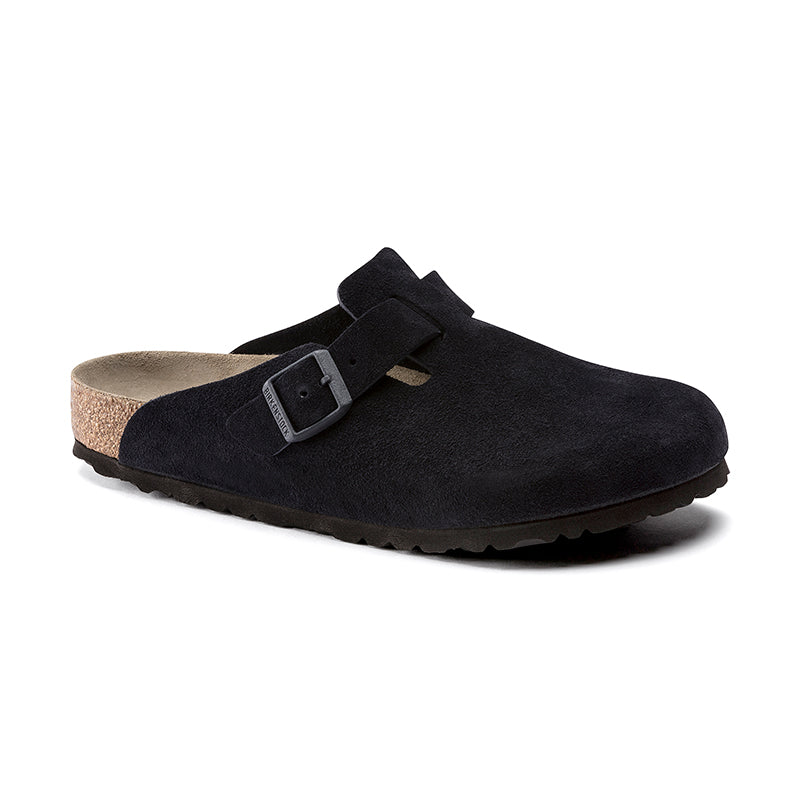 A single-strap Birkenstock men's slipper with a midnight suede upper and an EVA sole.