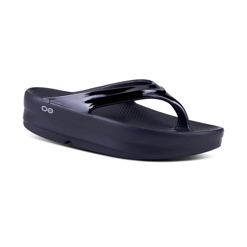 Angled side view of Women's OOfos OOmega OOlala sandal in black.
